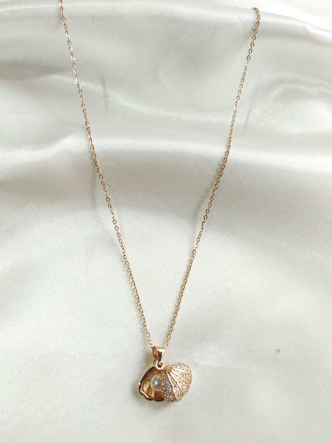 Shell pearl Neckpiece