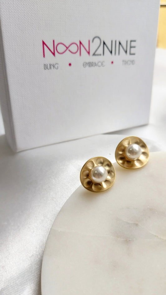 Small Pearl Studs